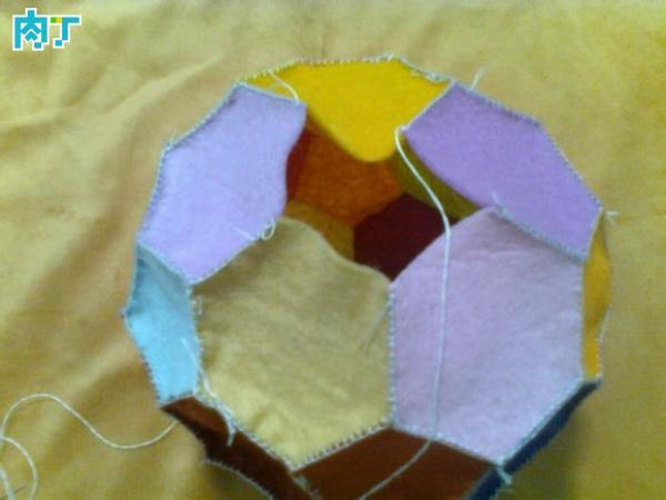 毛绒足球手工制作,不织布足球的做法图片