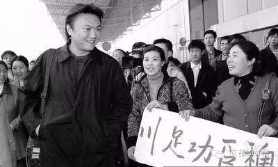 十几年过去了，这儿终于又被成都球迷包围了