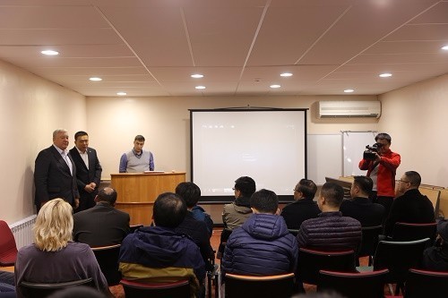 开着小车哼着小曲,开着车哼着歌结果一面包车掉头