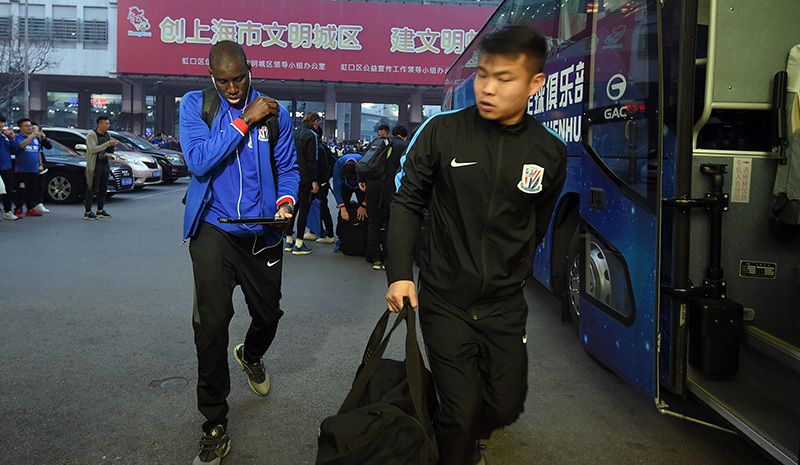 底蕴！申花首秀球迷热情迎接大巴虹口成蓝色海洋,图