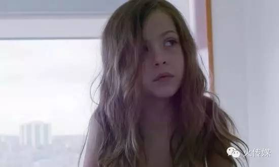 在她疯狂的自我“受虐”后，独立小片迎来了巨大的逆袭！