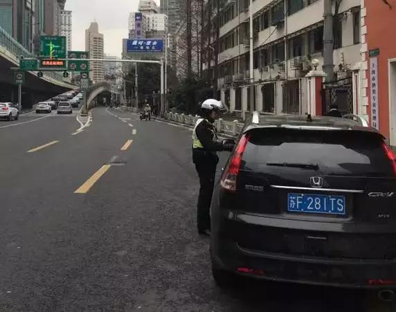 交警查获24起违章占用应急车道,交警查获14起违章占用应急车道