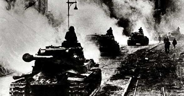苏军攻打柏林时的激烈场面,苏联占领柏林后的罪行
