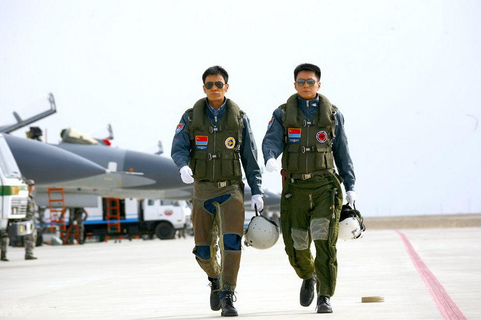 这些中国大明星都曾扮演飞行员,看看哪位最有军人气质?