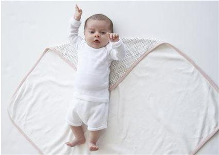 新生儿包裹方法图解，襁褓不等于蜡烛包