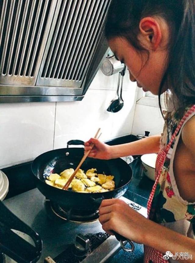 「三分钟法治新闻全知道」印尼民众围堵大马使馆,抗议马来西亚“颠倒红白”