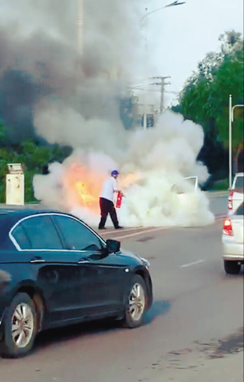 公交司机丢乘客东西,公交车司机扔车