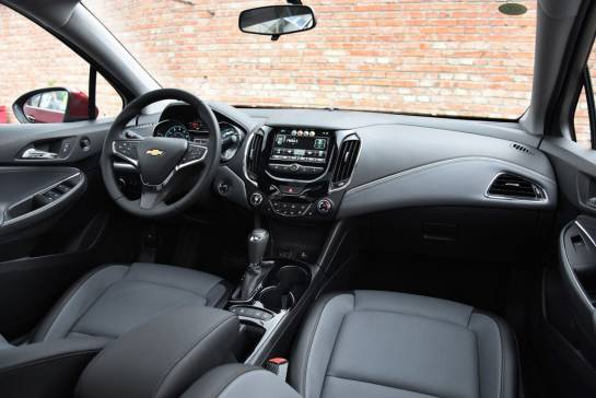 18科鲁兹和思域,两厢思域和两厢昂克赛拉怎么选