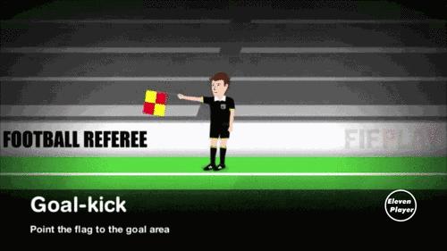 足球助理裁判员跑动路线,足球助理裁判员哪个手持旗