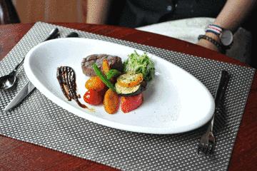 三里屯的这家店,让我甘心被“无人头”戏弄