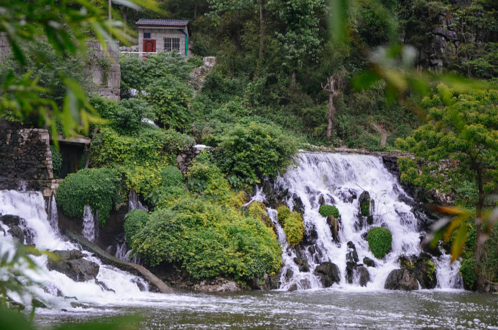 坐船水上漂,坐船漂在海面上