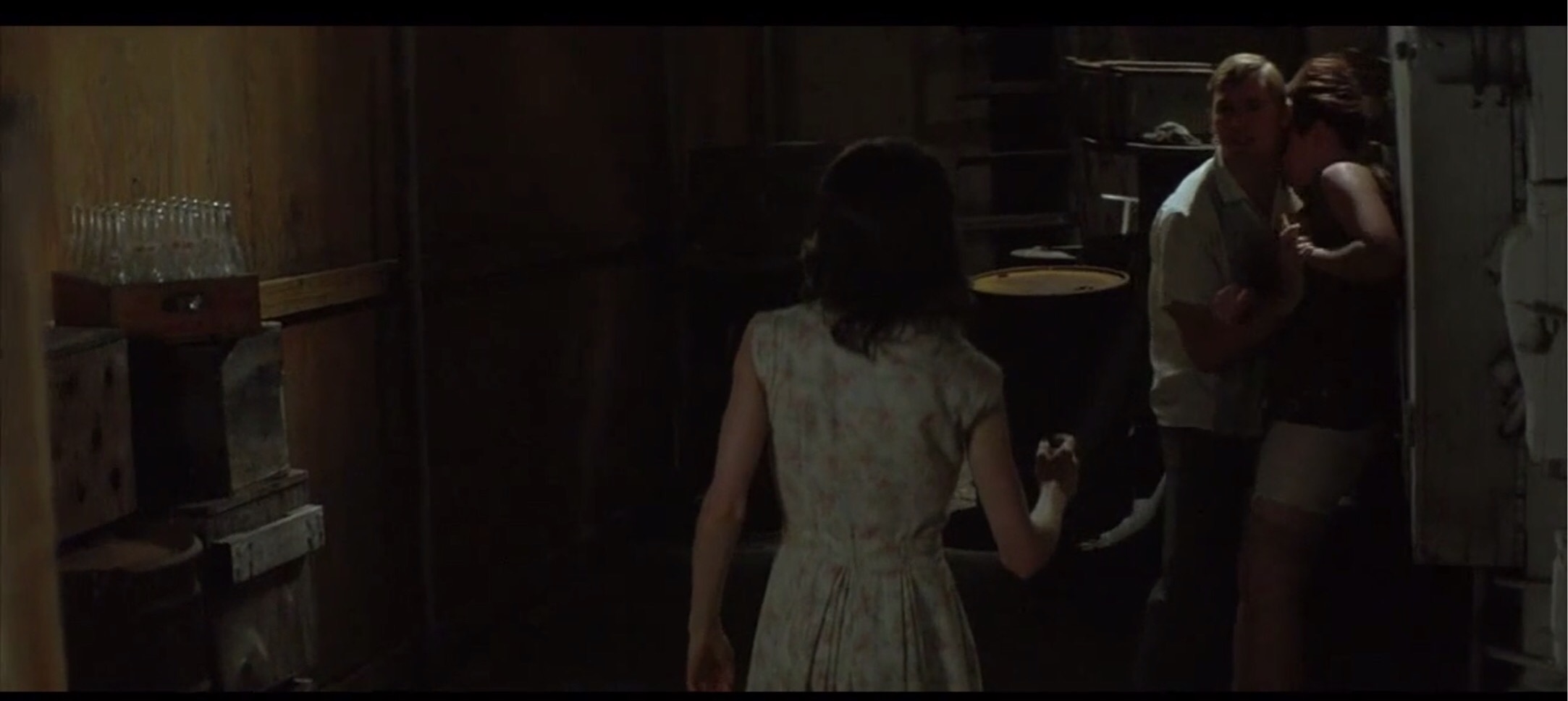 人性的丑恶在此刻一览无遗,人性是扭曲的不忍直视的