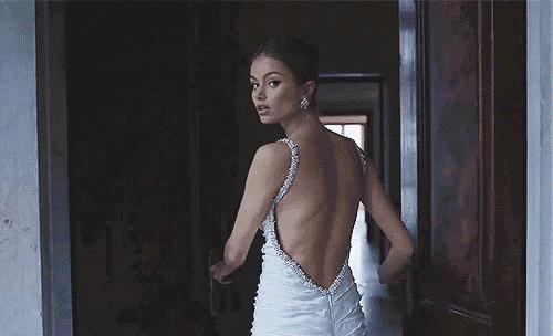 后背有痘印穿露背装的小技巧,夏天露背装内穿什么遮痘痘