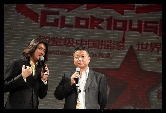 拿保温杯的中年男人,赵明义手里的保温杯