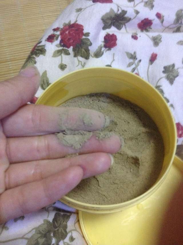 夏天宝宝的脖子很容易淹，千万不要再擦干粉，这几个小妙招很管用