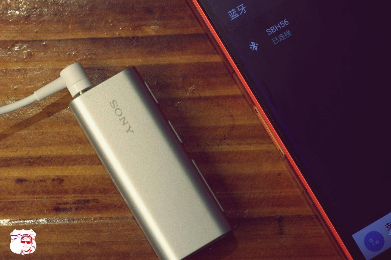 手握保温杯婴幼儿,手拿的保温杯