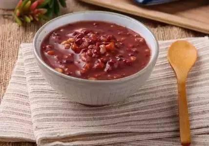 体内湿气重中医教你三招排湿气,湿气重的人排出湿气有什么症状