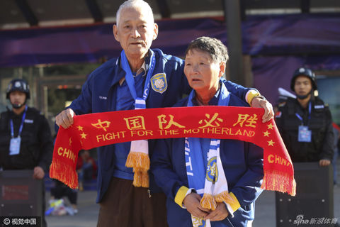 一首92岁老奶奶的情诗：爱上足球，情人节每天都过