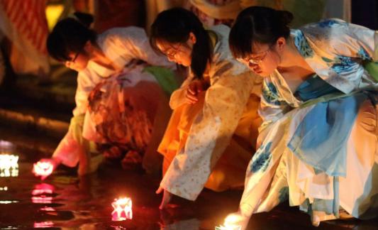 我咋突然这么关注起一个男人来了？吃醋？嫉妒！