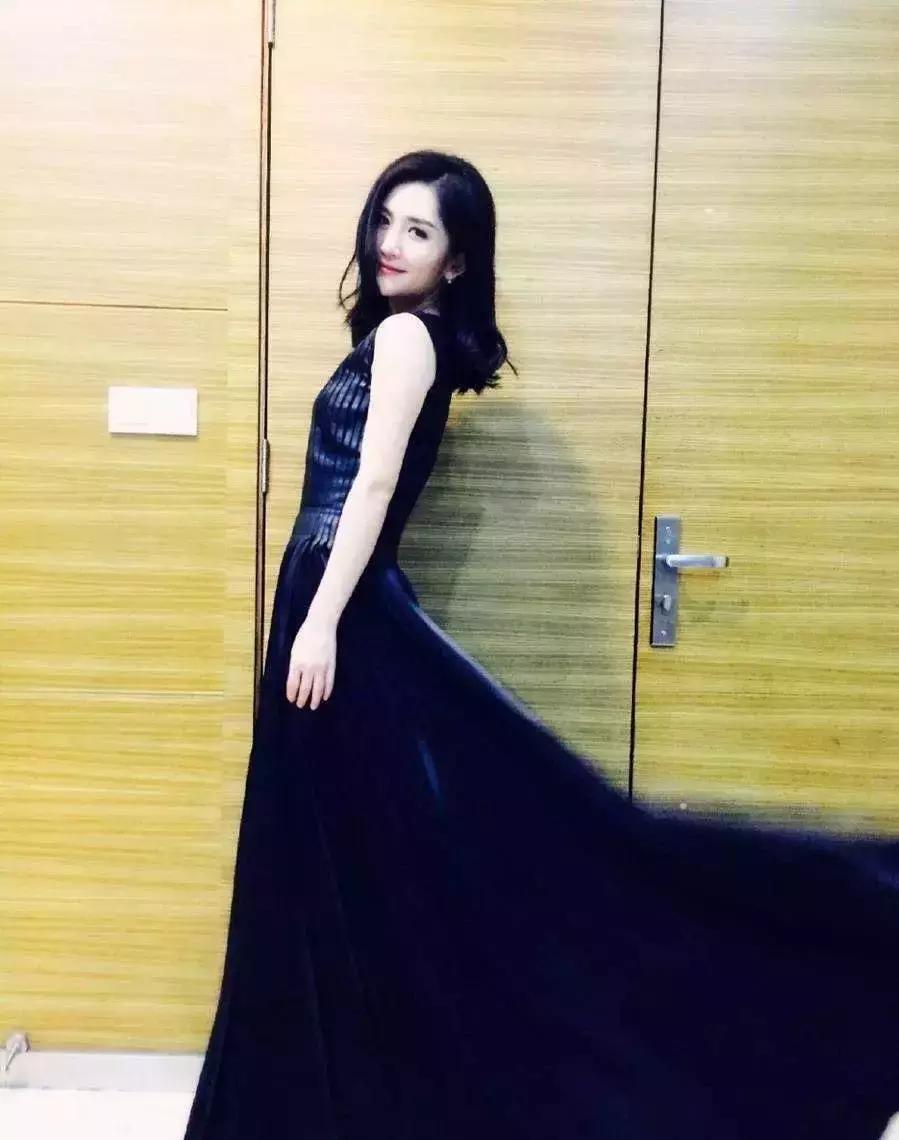 终于知道娱乐圈哪对CP爱撒狗粮了，隔着屏幕都闻到恋爱的酸臭味