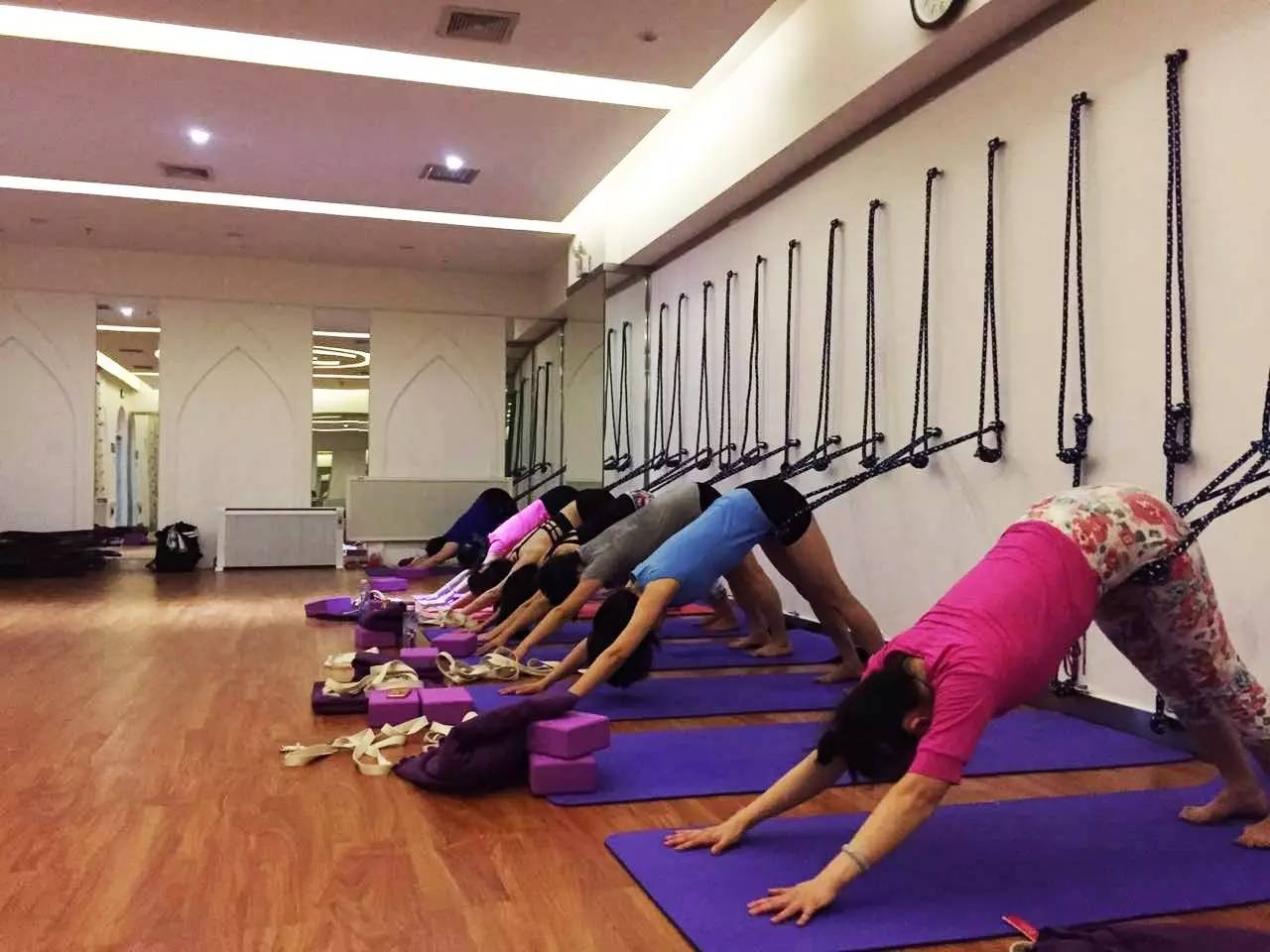 瑜伽老师亲自指导瑜伽动作,瑜伽教练教瑜伽动作