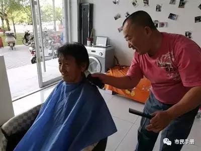 他在临河租房开理发店,三年理发没收一分钱