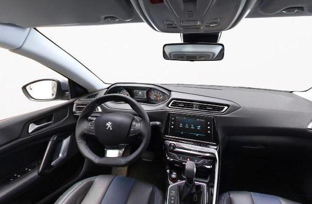 新款308用户反馈，比韩系车稳，内饰显得更加大气了，开着舒服