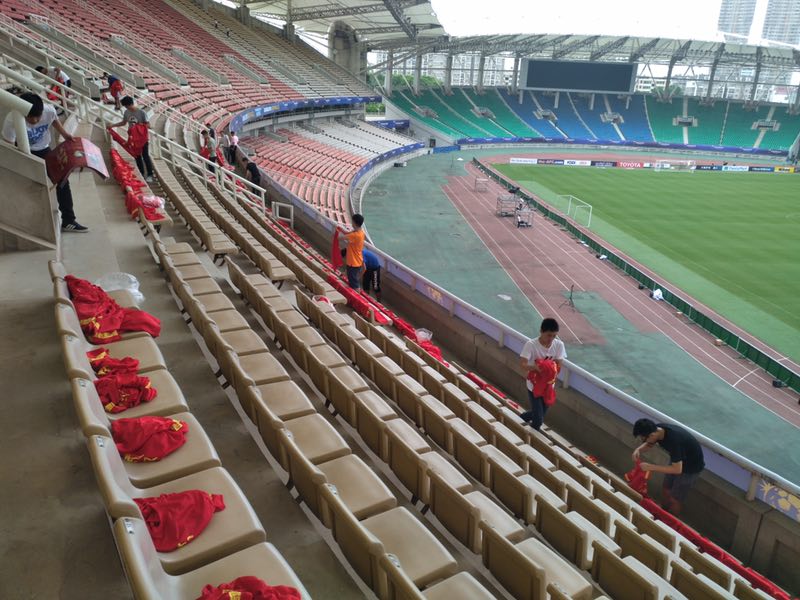 武汉志愿者为武汉加油,全力以赴助威国足