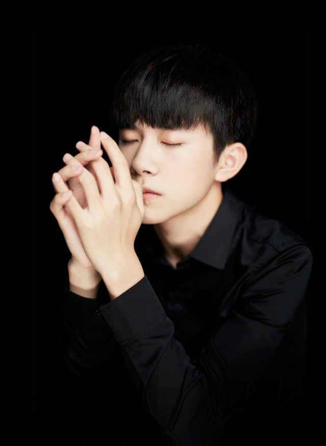 易烊千玺代言的单品,杨幂易烊千玺时尚单品