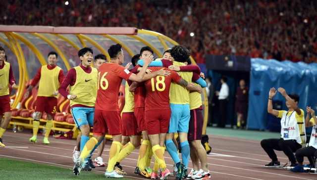 国足赢球手舞足蹈,国足赢球全场大合唱