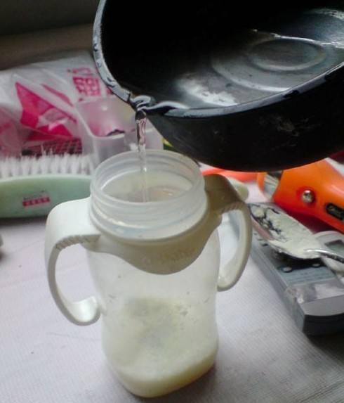 婆婆不舍得给孩子冲奶粉喝,婆婆半夜起来让老公帮忙冲奶粉