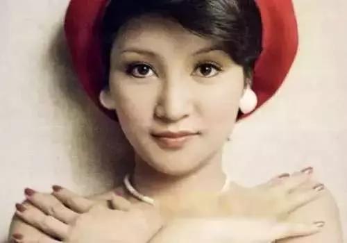 港姐70年:从豪门儿媳,到街边站台,背后是香港经济的大洗牌