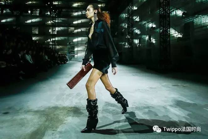 现在还流行挎肩包吗,现在流行手提包还是链条包