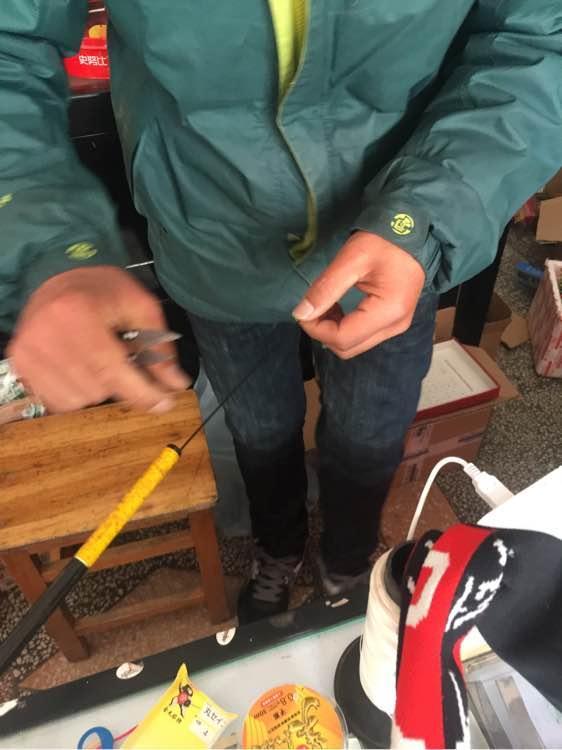 上班绑鱼钩，午休去钓鱼，因为工作耽搁了钓鱼，太不值！