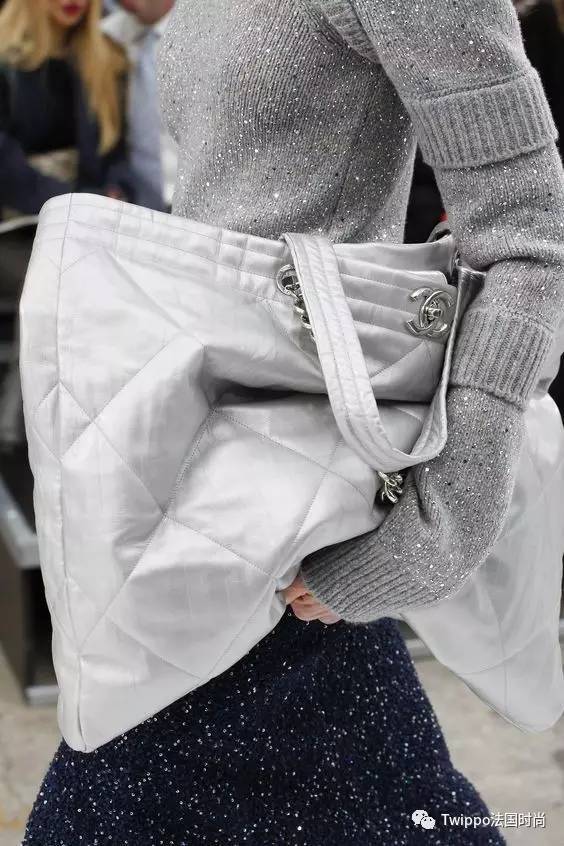 现在还流行挎肩包吗,现在流行手提包还是链条包