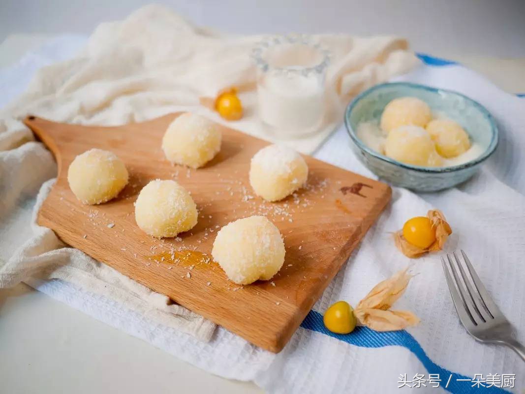 一只小小的糯米糍,一碗芒果糯米糍