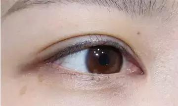 美瞳线和眼线哪个更漂亮一些,美瞳线加宽和画眼线的区别