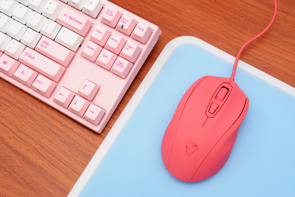 美的不像个游戏鼠标，麦傲尼克斯Castor霜糖红体验