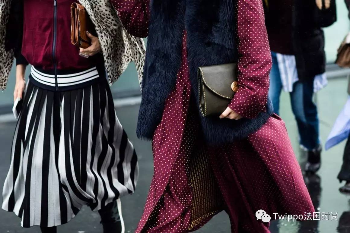 现在还流行挎肩包吗,现在流行手提包还是链条包