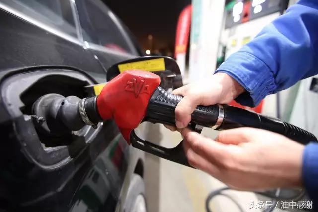 为什么油箱的油是蓝色,变质的汽油对发动机有什么危害