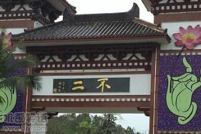 同桌上课玩手机，被政教老师抓住