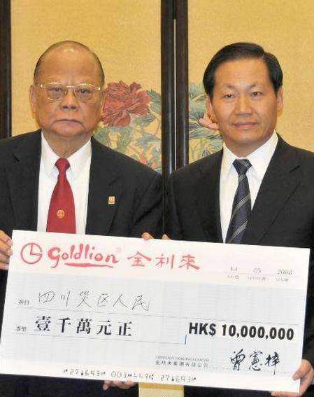 他身价亿万，每天开销只50块，出行一辆200万的奔驰，捐款10亿！