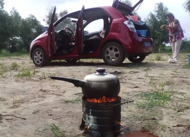 老爷子陪老伴穷游,带着老伴穷游