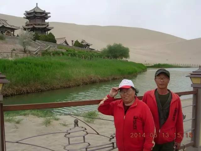 老爷子陪老伴穷游,带着老伴穷游