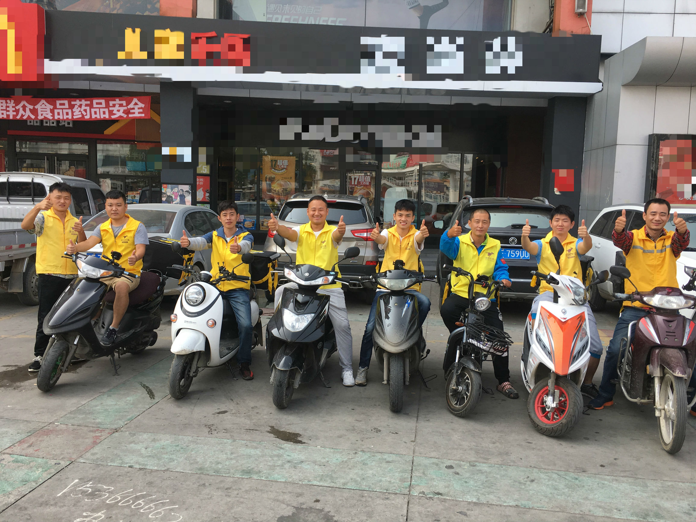 保定有群无声外卖员:眼观六路,每天工作13小时