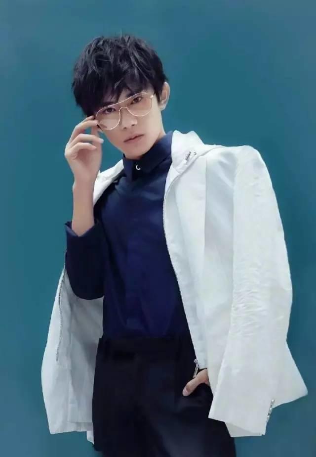 易烊千玺最新时尚封面,16岁易烊千玺直播回放