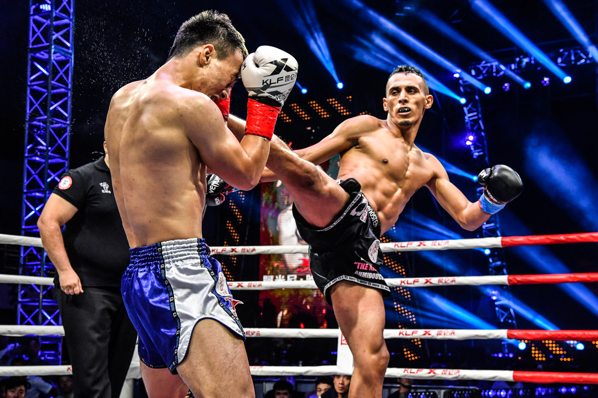 中国小伙惨被2次踢裆直打滚，打急眼铁腿狂扫踢瘸世界名将