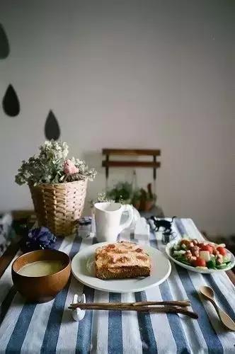 给餐桌铺上桌布,美颜瞬间完成