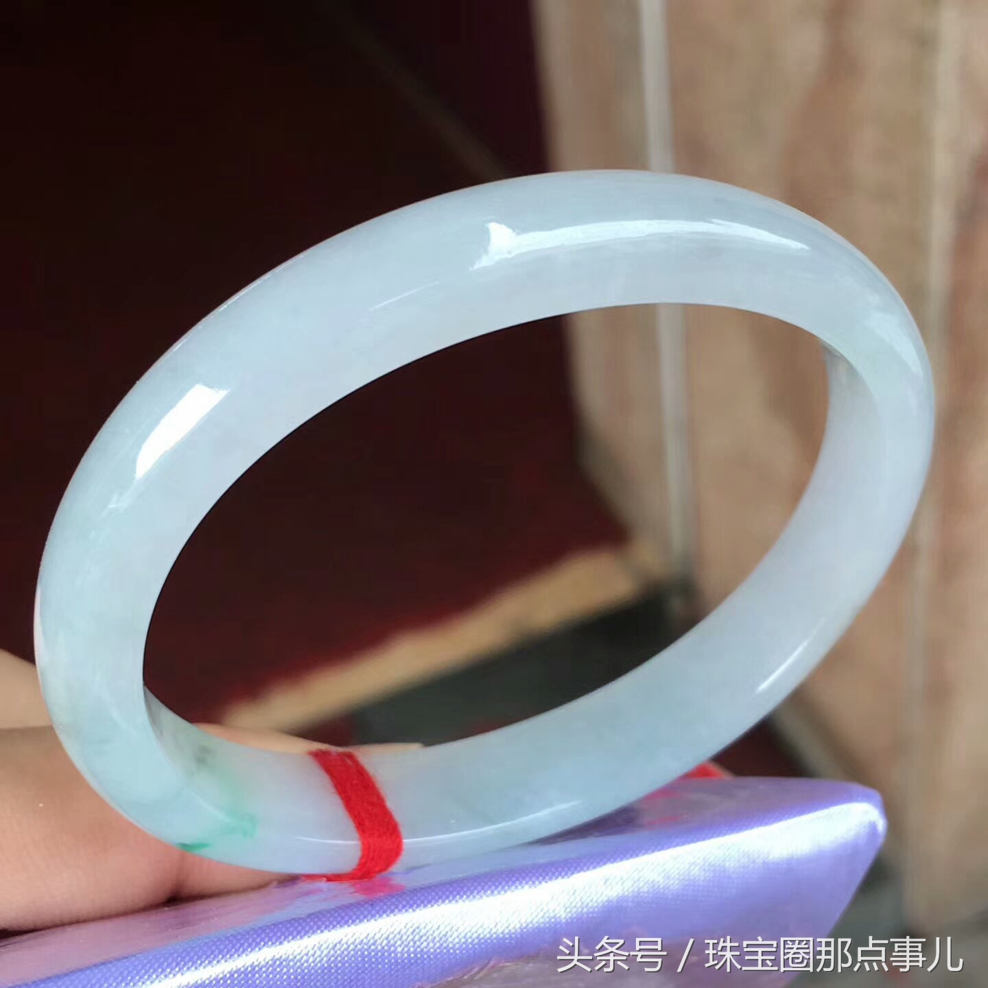 万元左右的玉手镯值得买吗,万元左右的翡翠镯芯料