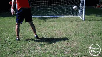 如何踢出一脚完美的侧身凌空抽射,足球射门动作的上半身正确姿势